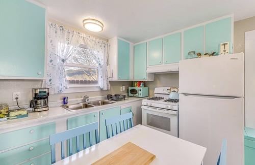 Orick Cottage | Cozy NorCal Cottage: 2 Mi to Redwoods & Beaches!
