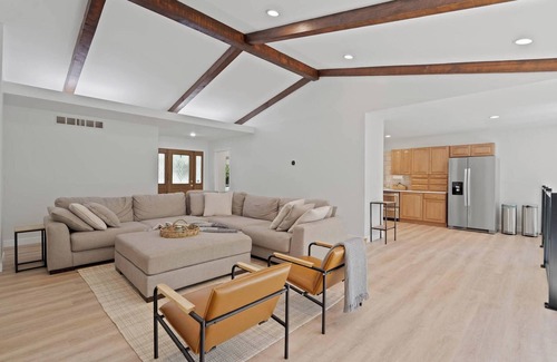 Columbia House | Cozy north side gem in Woodridge