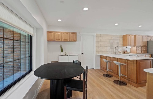 Columbia House | Cozy north side gem in Woodridge