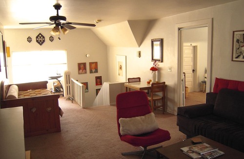 Rogers Park Apartment | Cozy Northside Apt near Transp, Loyola&NW, Beach, nSep Entrance&Free Street Park