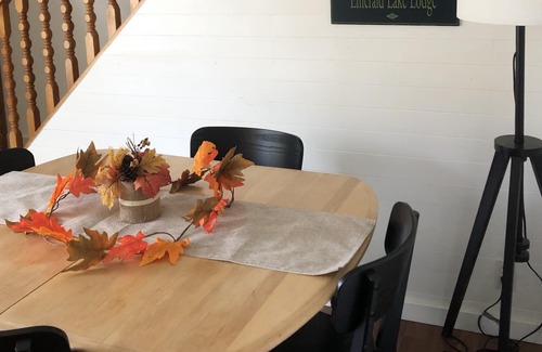 Erickson House | Cozy Nr Clear Lk, 3Qn beds, Spa, free parking Wifi