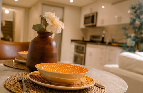 Oakville House | Cozy Oakville 1- Bedroom studio apt w/private entrance/kitchen/wi-fi/parking