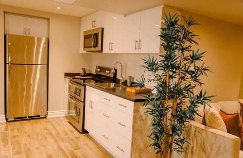 Oakville House | Cozy Oakville 1- Bedroom studio apt w/private entrance/kitchen/wi-fi/parking