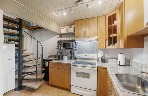 Shelton Condo | Cozy Oasis 3bed 2 bath Sleeps 7 TV 75” Haven Pool Trails