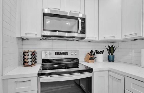 Lake Ridge Apartment | Cozy Oasis for 2 w/Insta-worthy Tropical Pool*