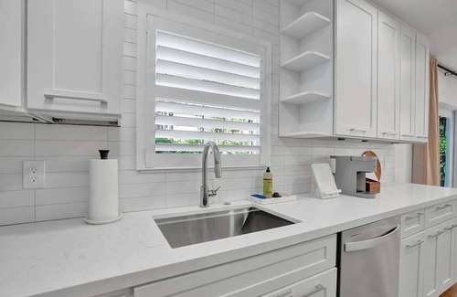 Lake Ridge Apartment | Cozy Oasis for 2 w/Insta-worthy Tropical Pool*