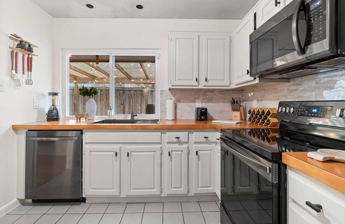 Lake Highlands House | Cozy Oasis, Pool, Firepit, BBQ, Games, Family & Pet & Event Friendly. Sleeps 10!