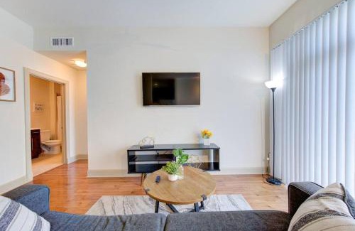 Astrodome Apartment | Cozy Oasis Pool Gym Wi-Fi Pets OK Near NRG