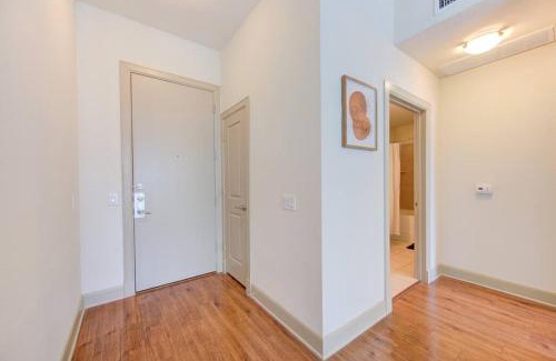 Astrodome Apartment | Cozy Oasis Pool Gym Wi-Fi Pets OK Near NRG