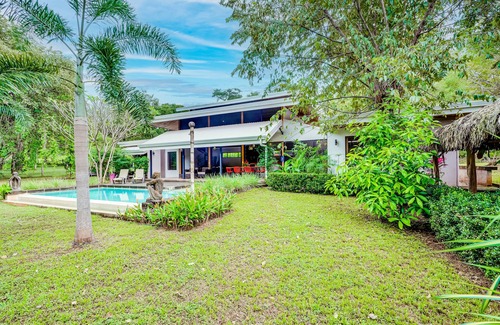 Matapalo House | Cozy oasis with lush yard, private pool, full kitchen & washer/dryer