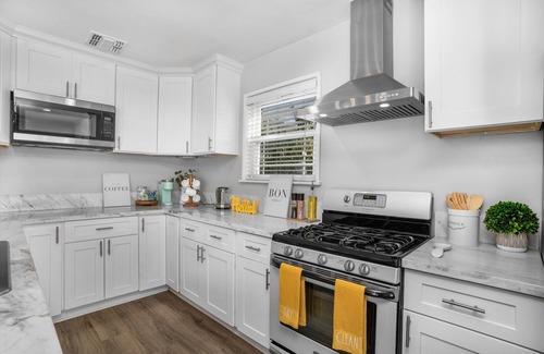Santa Ana Heights House | Cozy OC Home - Near Disney, Beaches, Malls,.