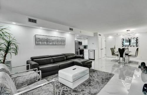 Mid Beach Apartment | Cozy Ocean View Condo Beach Service and Pool 808