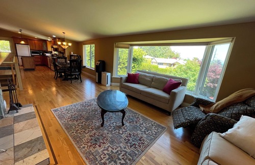 Cordova Bay House | Cozy Ocean view home one block from Cordova Bay beach