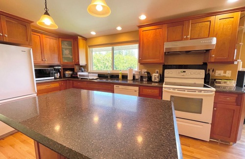 Cordova Bay House | Cozy Ocean view home one block from Cordova Bay beach