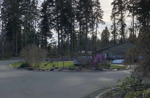 Courtenay Cottage | Cozy ocean view retreat is located on the beautiful seaside walking biking trail