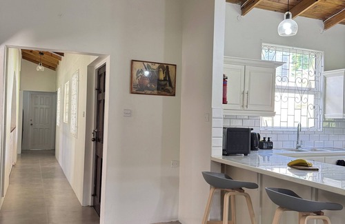 Bois d'Orange House | Cozy Ocean View Villa, full kitchen, strong Wi-Fi- 2 min from the beach!n