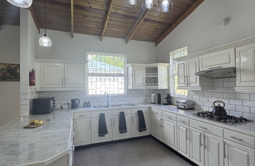 Bois d'Orange House | Cozy Ocean View Villa, full kitchen, strong Wi-Fi- 2 min from the beach!n
