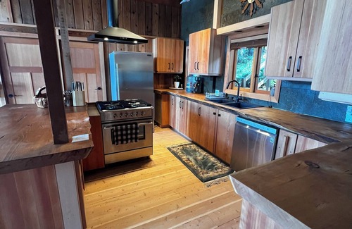 Long Harbour House | Cozy Oceanfront Paradise: Hot Tub, Sauna & Private Dock – 5 Min to Town!