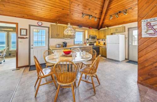 Rodanthe House | Cozy Oceanfront Cottage w/Books, Games, TVs, Stunning Views. Right on the Beach