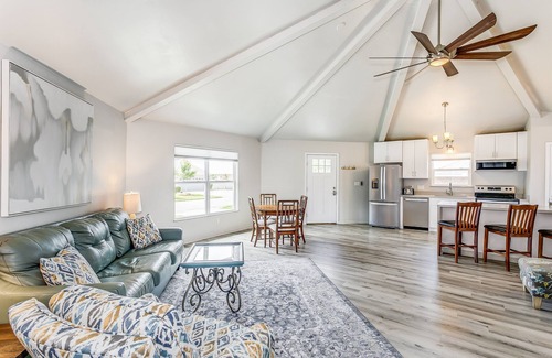Gulf Breeze House | Cozy Octagon Bungalow, Sleeps 6, 15 mins to Beach