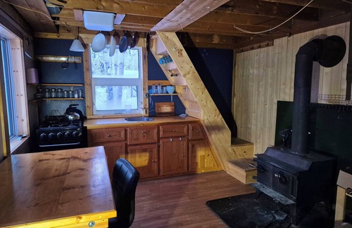 Yukon Cabin | Cozy Off-Grid Cabin in West Dawson! Experience this unique lifestyle!