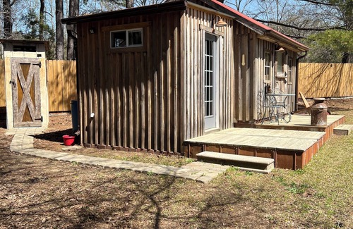 Greenwood Cabin | Cozy Off Grid Cabin w/pond for fishing.