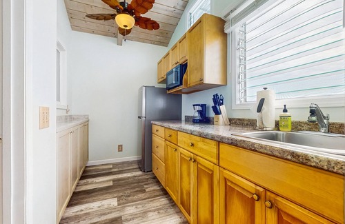 Kailua-Kona Apartment | Cozy ohana studio with lush landscaping, lanai with ocean views, gazebo, firepit