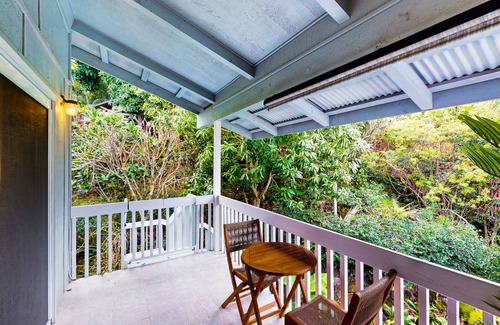 Kailua-Kona Apartment | Cozy ohana studio with lush landscaping, lanai with ocean views, gazebo, firepit