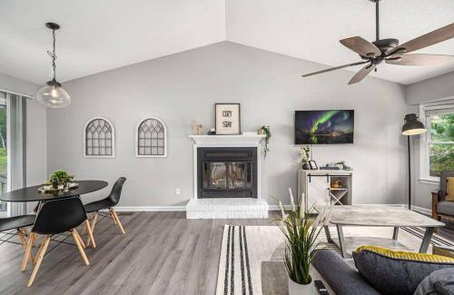 Apex House | Cozy on Ger Maine St 1 Mile From Downtown Apex