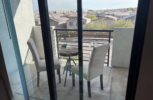 Seven Hills Apartment | Cozy on-Suite with WiFi and fitness room in cool Henderson