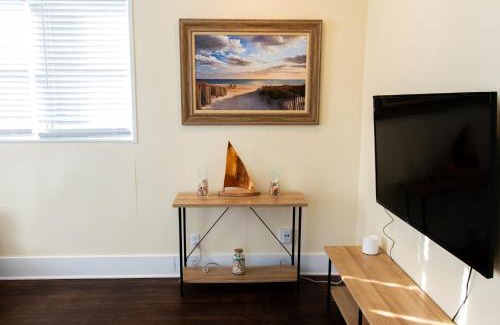 Jacksonville Beach Apartment | Cozy One Bedroom Unit In the Heart of Jax Beach!