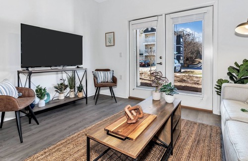 Avery Creek Apartment | Cozy One bedroom Apartment w/ Accessible Bathroom