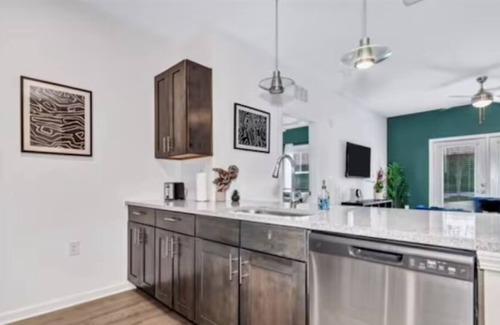 Avery Creek Apartment | Cozy One bedroom Apartment w/ Accessible Bathroom