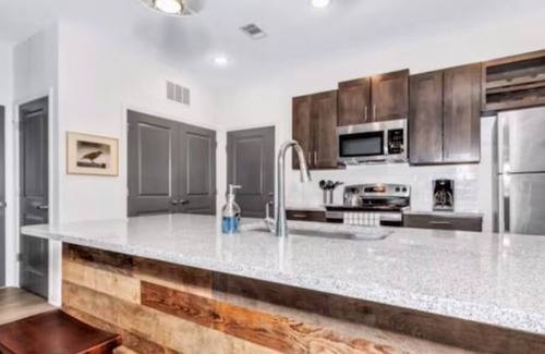 Avery Creek Apartment | Cozy One bedroom Apartment w/ Accessible Bathroom