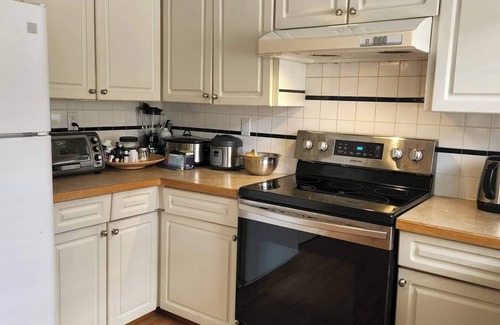 Richmond House | Cozy One Bedroom Available In Richmond! 🏡✈