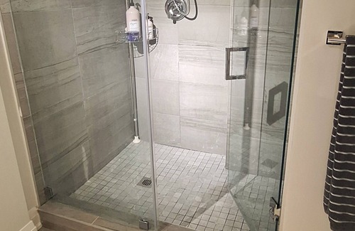 North York House | Cozy one bedroom basement apartment with kitchen, private bathroom, family room
