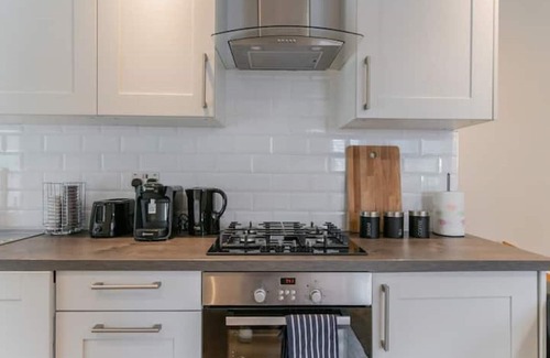 Brasted House | Cozy One Bedroom Cottage With Spacious Garden + BBQ