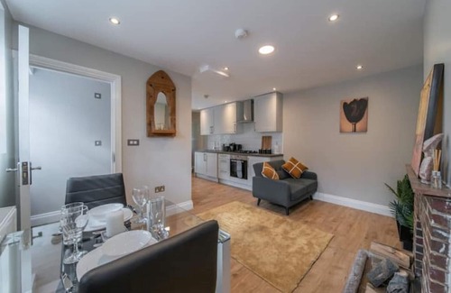 Brasted House | Cozy One Bedroom Cottage With Spacious Garden + BBQ