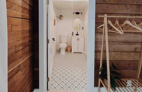 Marysville House | Cozy One Bedroom Farmhouse | 10 min to Everett