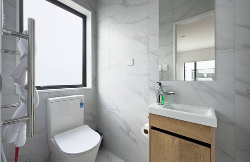Papakura House | Cozy One-Bedroom Getaway in Takaninin