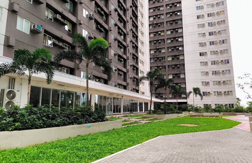 Highway Hills Condo | Cozy one bedroom on Shaw Blvd.