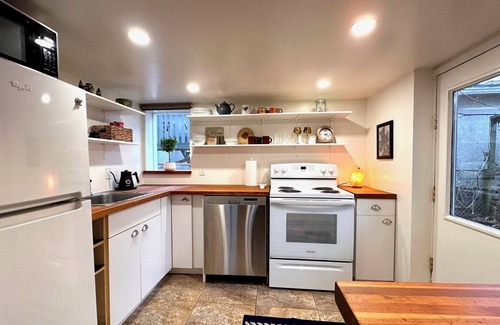 Fernwood Apartment | Cozy One Bedroom Suite in Fernwood