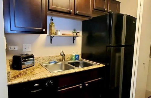 Lombard Condo | Cozy One Bedroom, Washer Dryer, Central Location, Fireplace, Monthly Discounts