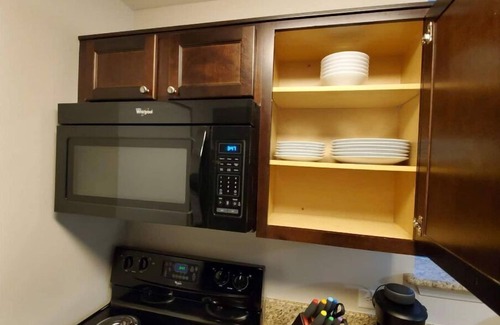 Lombard Condo | Cozy One Bedroom, Washer Dryer, Central Location, Fireplace, Monthly Discounts
