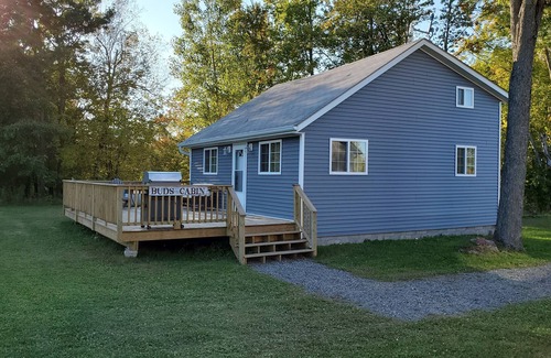 Merrillan House | Cozy Open Concept Cabin for 6