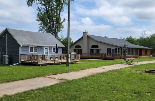 Merrillan House | Cozy Open Concept Cabin for 6