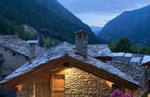 Valtournenche Apartment | Cozy open-plan studio apartment with a view of the valley
