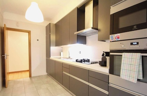 Lumiar Apartment | Cozy Orange Telheiras Apartment
