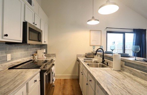 Oxford Cottage | Cozy Oxford Cottage - Close to mTrade Park and OM Golf Course!