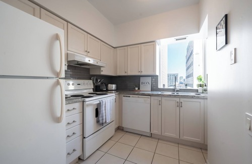 Downtown Toronto Apartment | Cozy Parisian Suite Close to the St. Lawrence Market & Toronto's Top Attractions